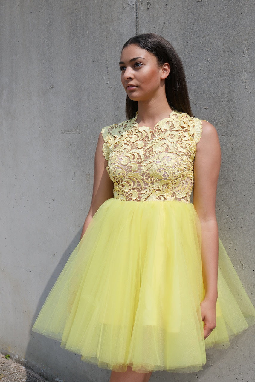 files/5dd968c405da58358799a08b_yellow_2Bshort_2Bdress_2Bphotoshooting_2Bmade_2Bby_2Bmorena_2Bcouture_2Bhandmade_2Bluxembourg_20_2Bmakeup_jpg.jpg